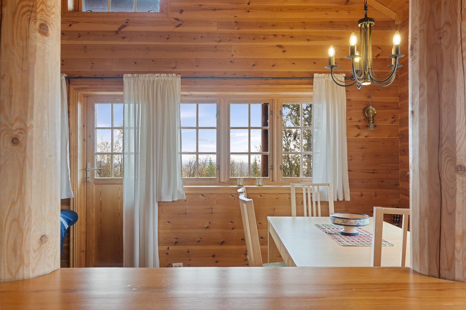 Flere vindusflater slipper inn godt med naturlig lys. Dør ut til overbygd terrasse. Galleribilde