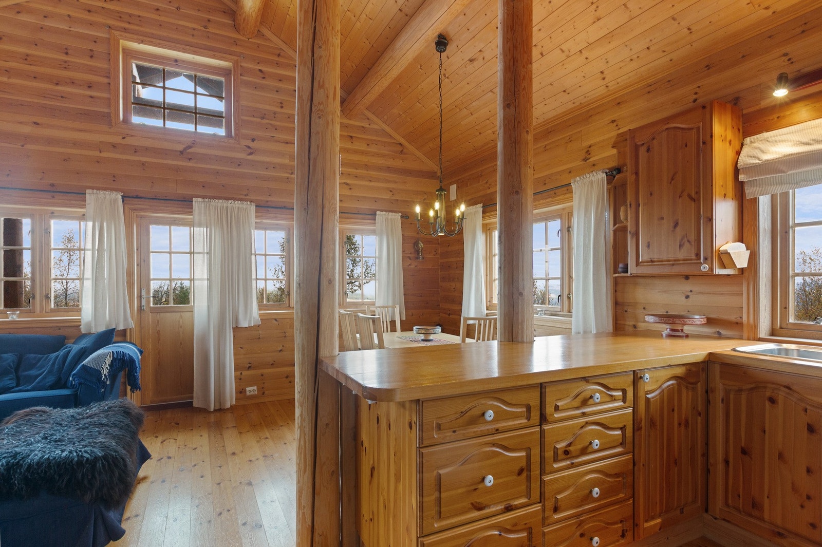 Kjøkkeninnredning i heltre med heltre benkeplate. Galleribilde