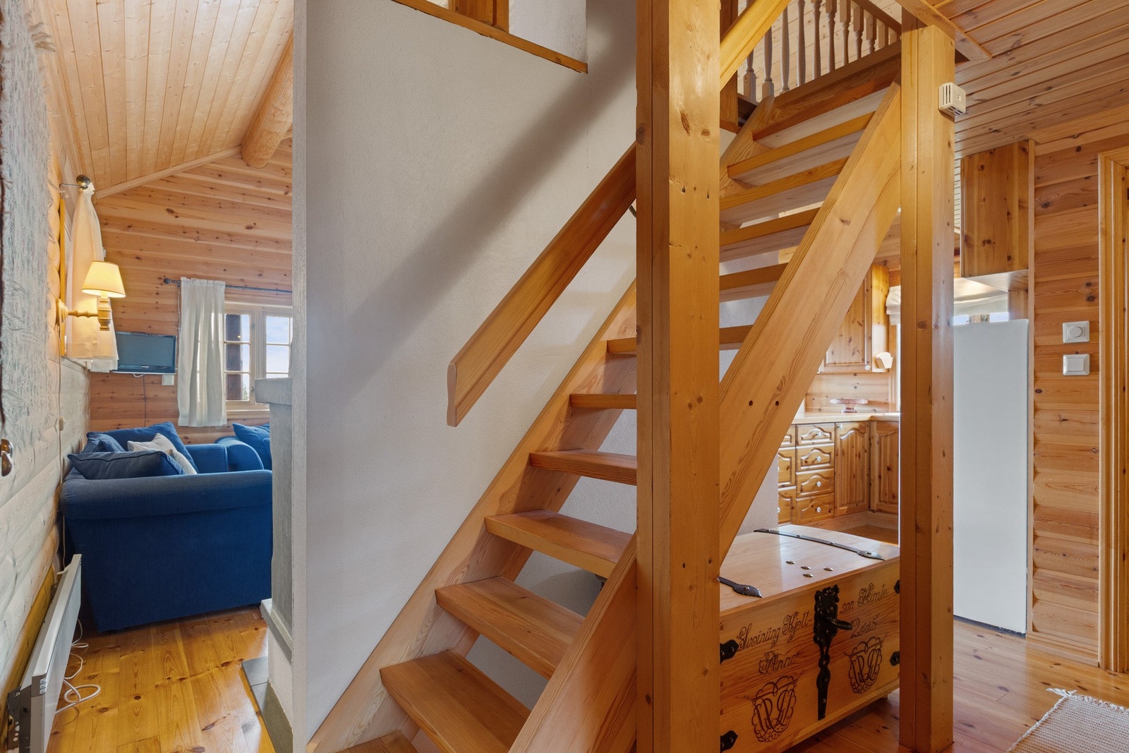 Gang, med trapp opp til hems. Galleribilde