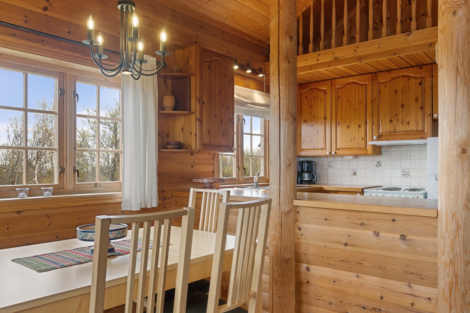 "Barløsning" fra kjøkken mot spisestue. Galleribilde