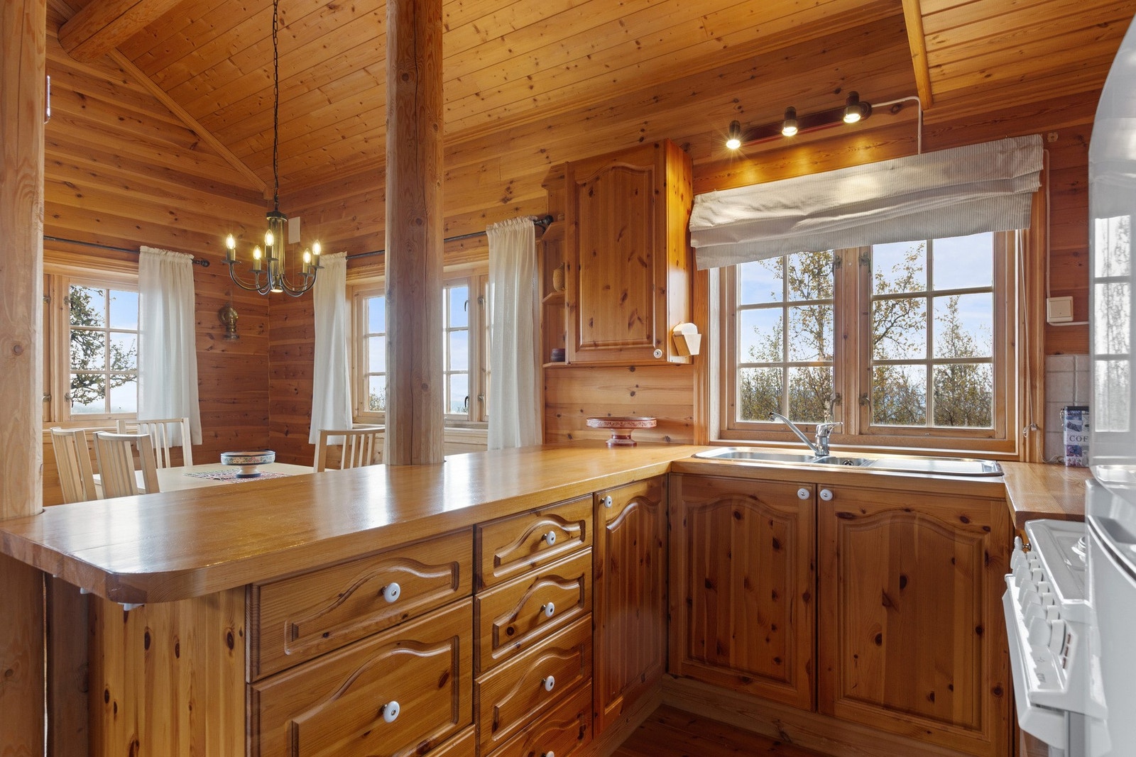 Godt med benk- og skapplass. Galleribilde