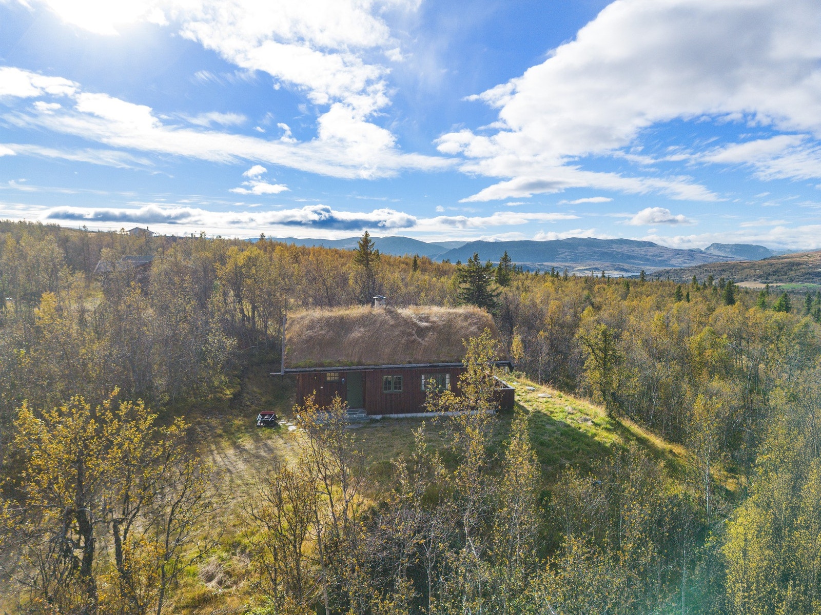 Eiendommen ligger åpent og fritt til på selveiet tomt i et område med veletablert fritidsbebyggelse. Galleribilde