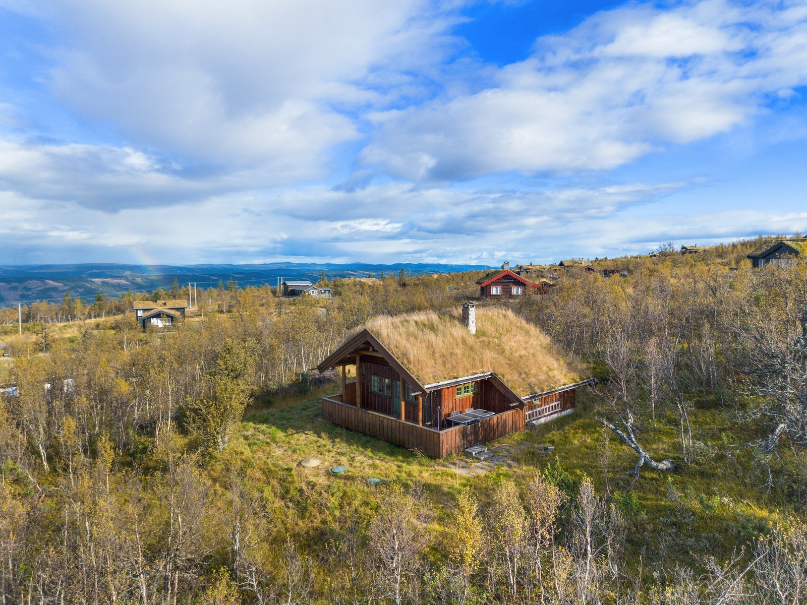 Meget gode solforhold, og panoramautsikt mot blant annet Rundemellen og Jotunheimen. Galleribilde