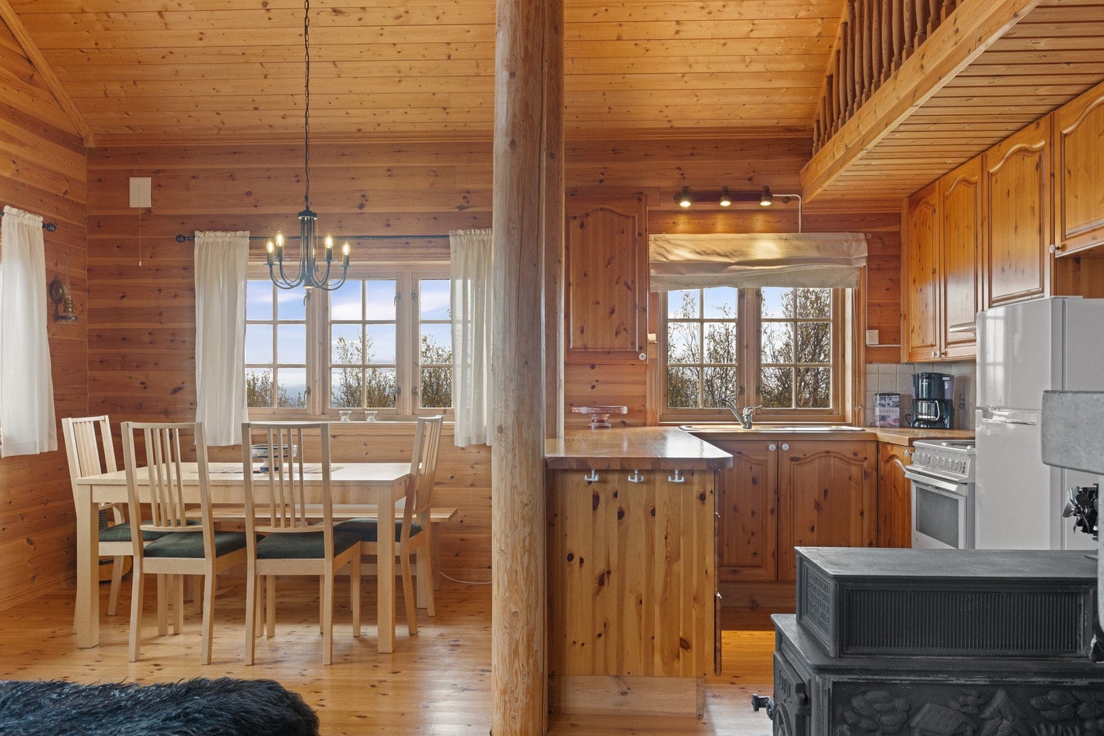 Plass for spisegruppe i tilknytning kjøkken. Galleribilde