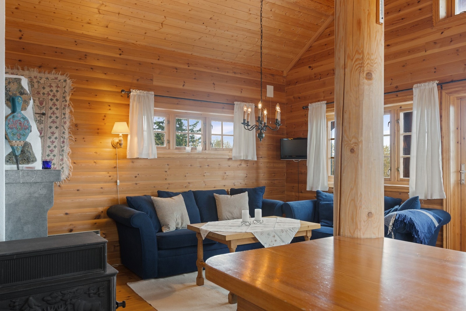 Koselig stue med åpen kjøkkenløsning, og utgang til overbygd terrasse/utearealer. Galleribilde