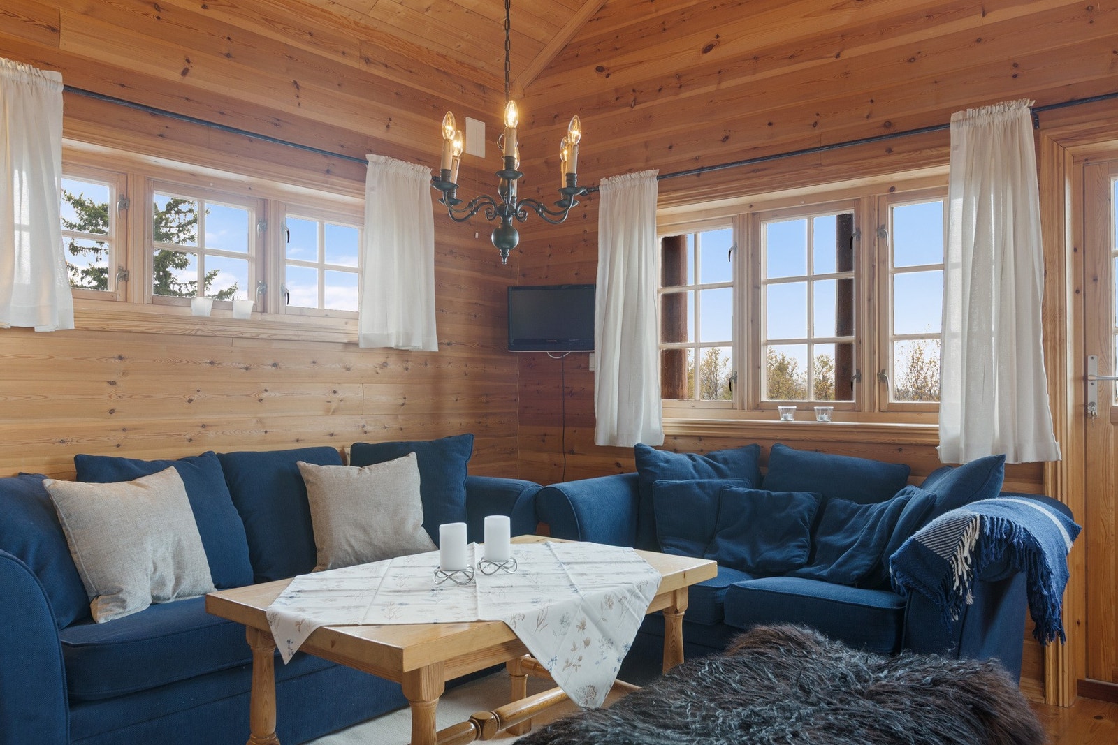 Panelte overflater og rausta himling gir den riktig gode hyttefølelsen! Galleribilde