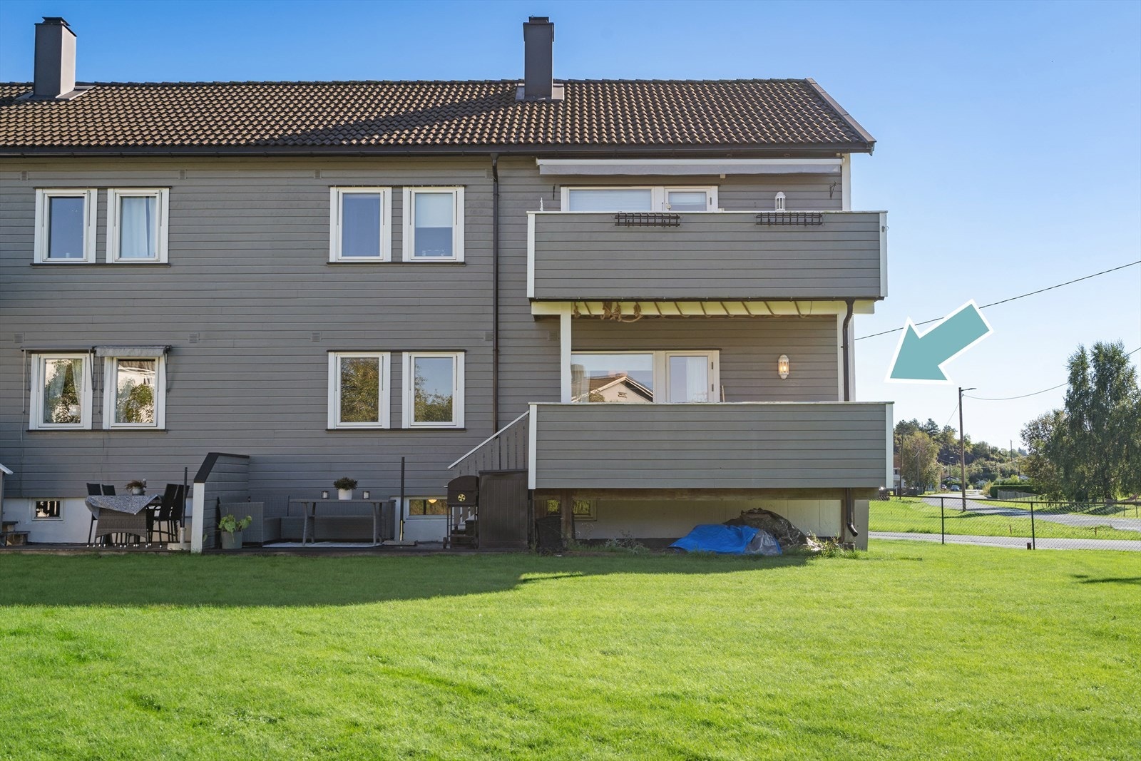 Leiligheten har god intern beliggenhet med stor gressplen rett utenfor verandaen Galleribilde