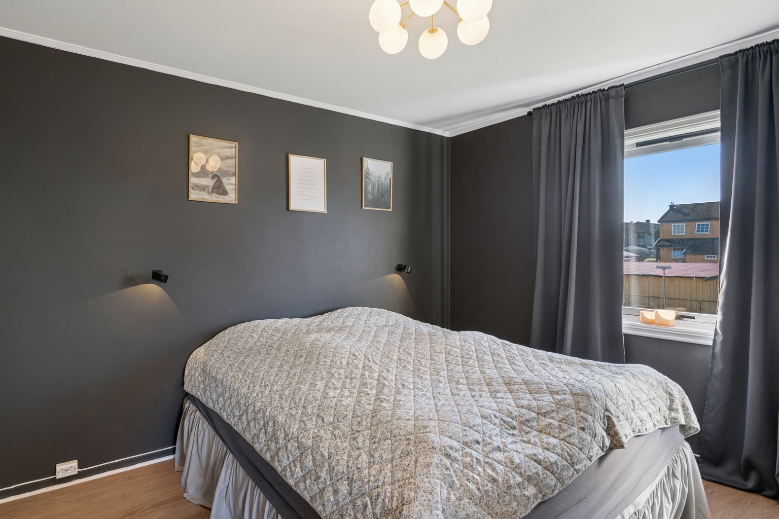 Leiligheten har 2 store soverom Galleribilde