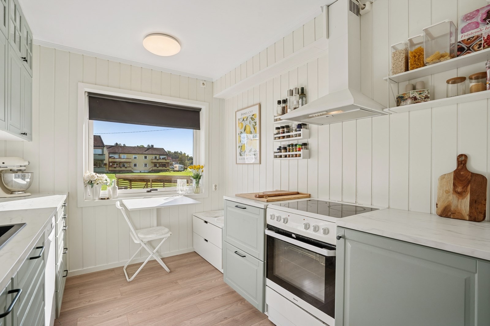 Koselig kjøkken med liten spiseplass Galleribilde