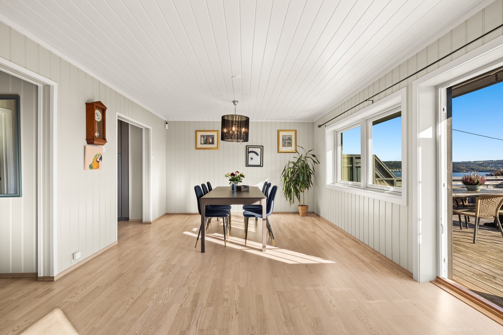 Romslig spisestue med direkte adkomst til terrassen. Galleribilde