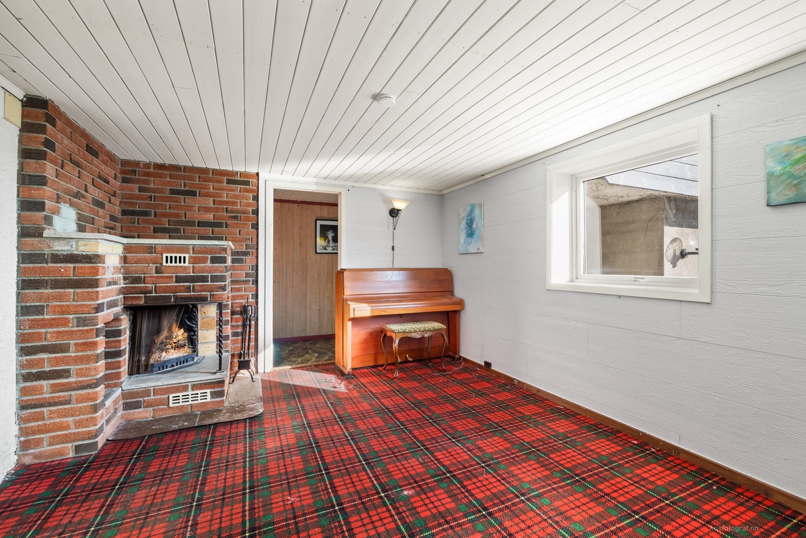 Kjellerstue med åpen peis. Galleribilde