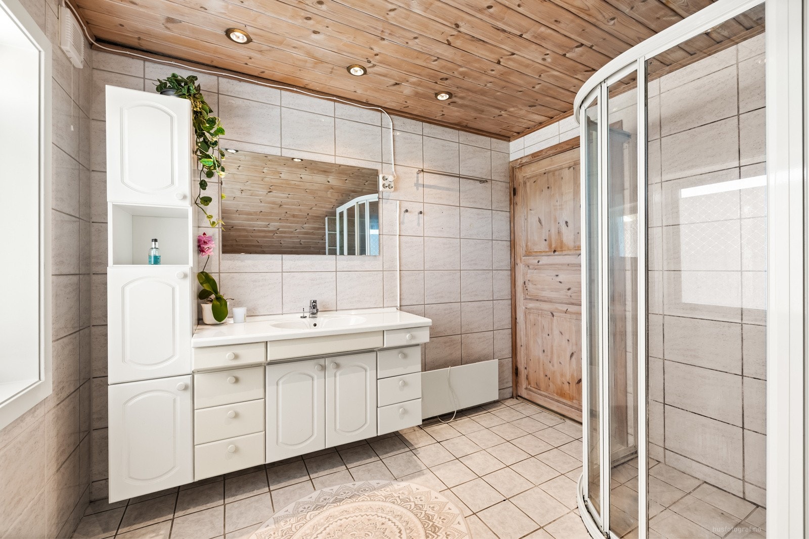 Badet i 2. etasje er ifølge eier pusset opp i 1997, og er modent for oppussing. Galleribilde