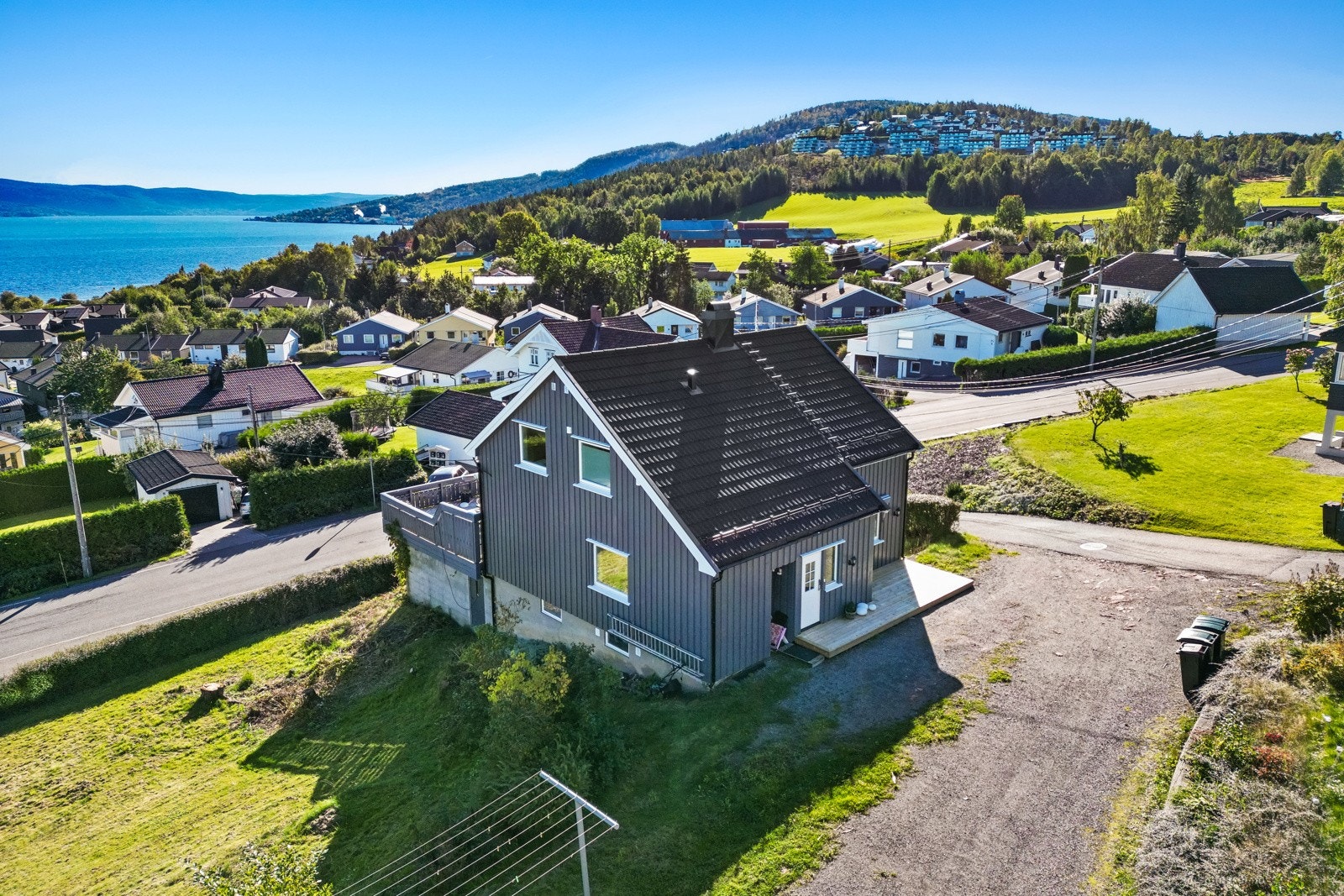 Huset ligger på en høyde i terrenget med sol og flott utsikt. Galleribilde