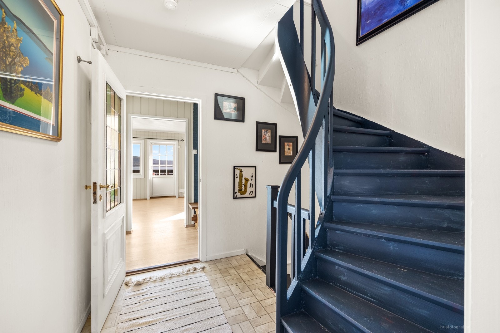 Det er lagt belegg på gulvet og overflatene er lysmalte. I tillegg er det malt tretrapp mellom etasjene. Galleribilde