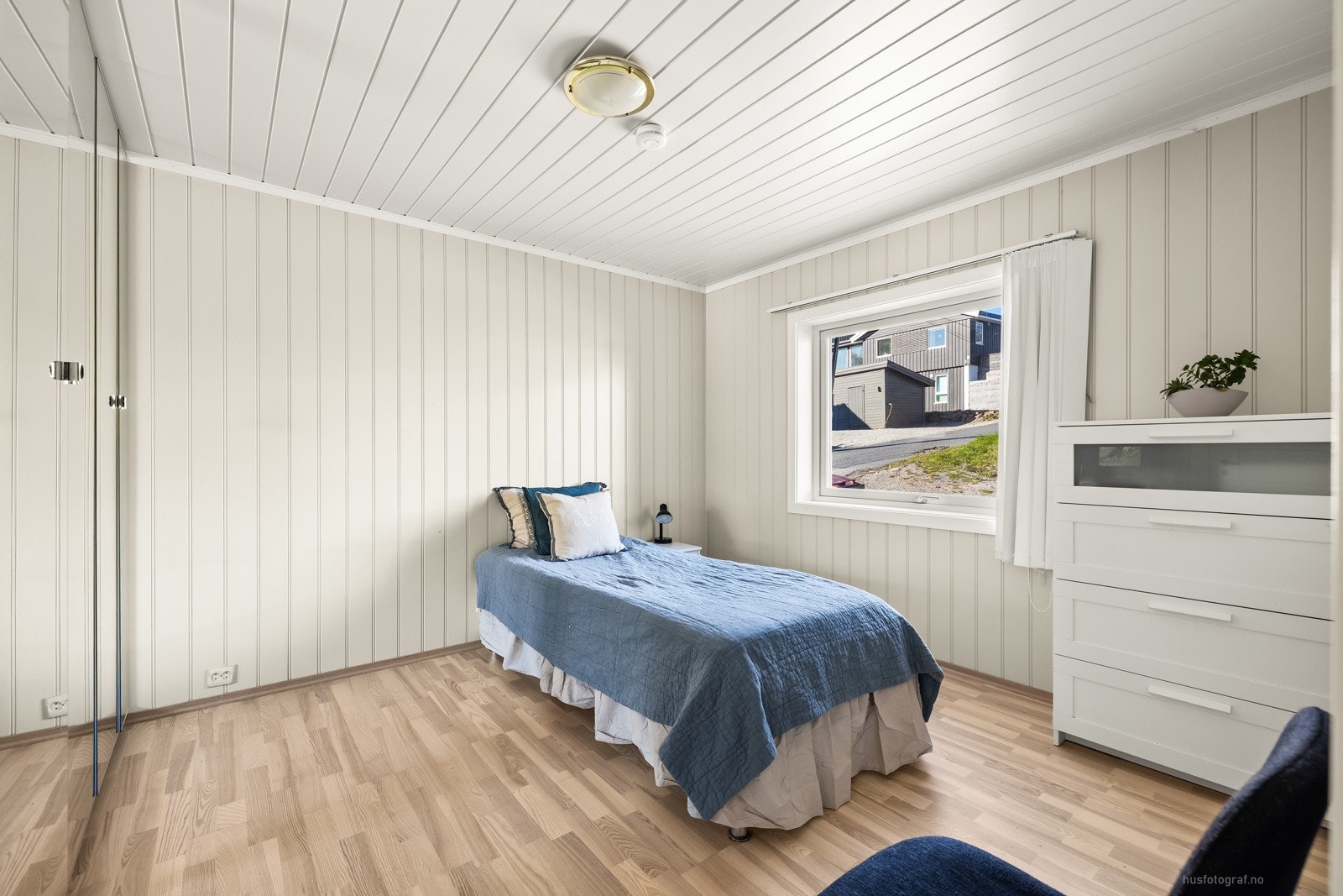 Boligen har tre soverom, hvorav det ene rommet er plassert i inngangsetasjen. Galleribilde