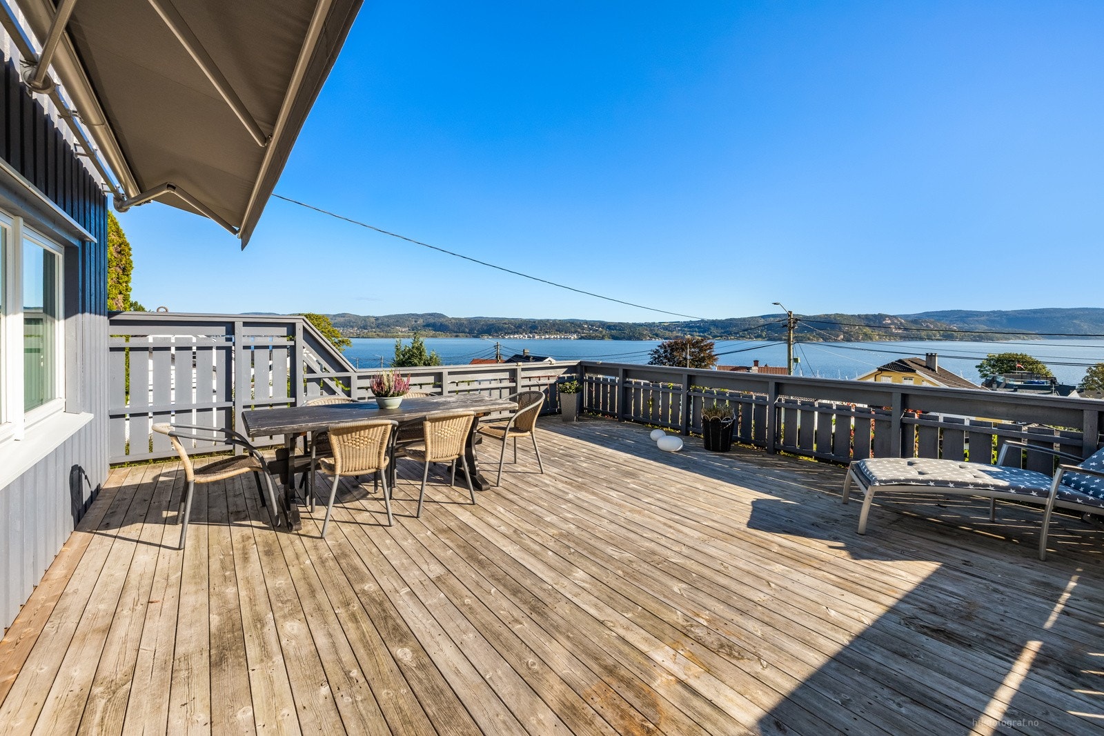 Stor terrasse (39 m²) over garasjen med sol og utsikt. Galleribilde