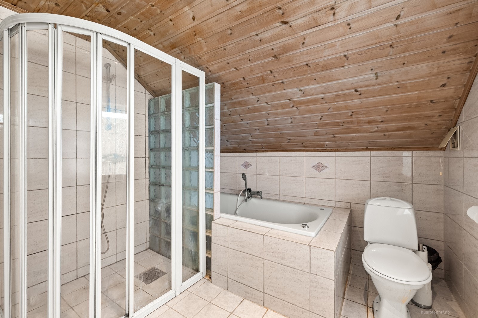 Her er det både dusj og innmurt badekar. Galleribilde