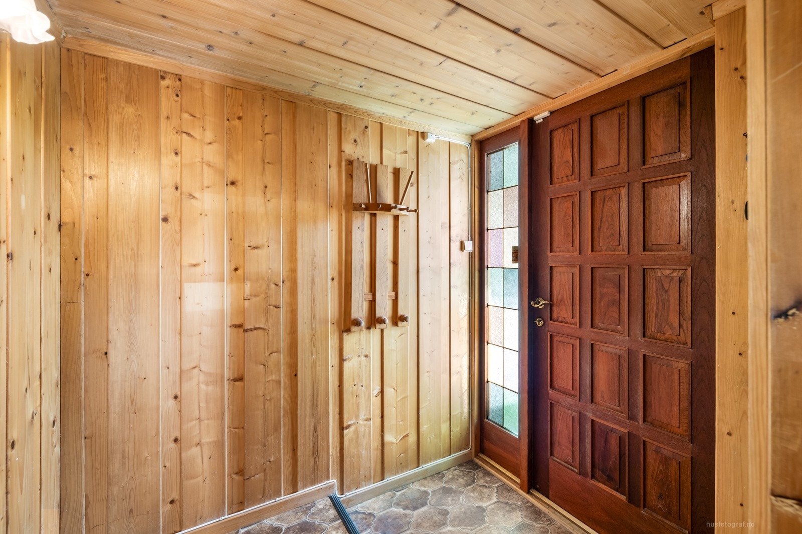 Egen inngang i underetasjen rett ved garasjeporten. Galleribilde