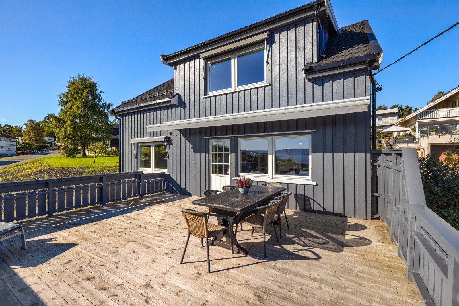 Terrassen har adkomst fra stuen. Galleribilde