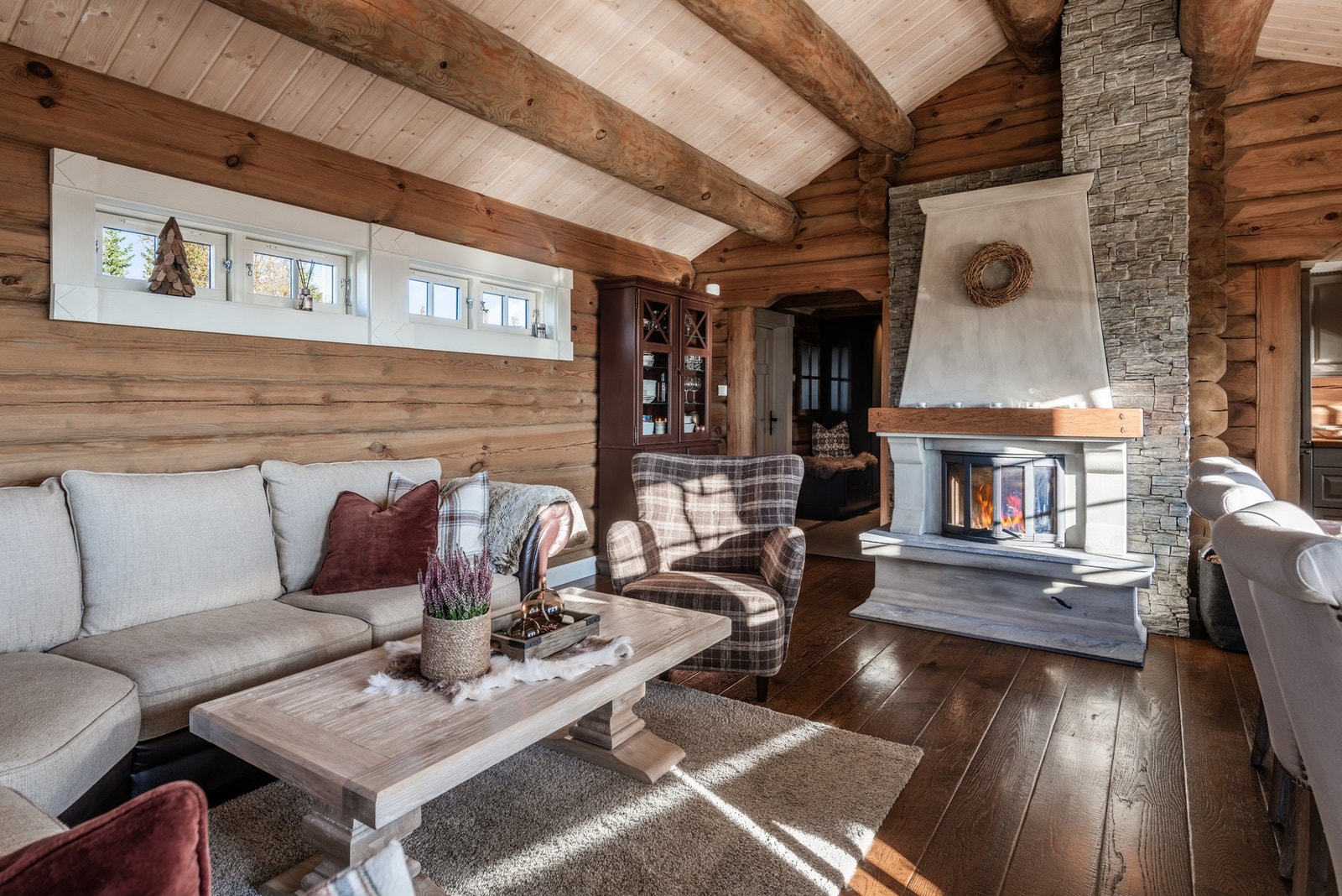 Flott peis med skifer helt til taket. Galleribilde