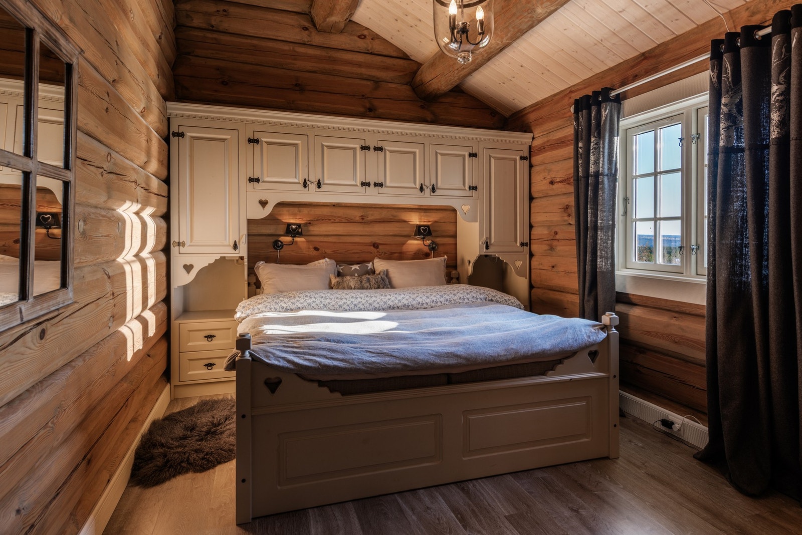 Stort hovedsoverom med god takhøyde og plassbygd skap. Galleribilde