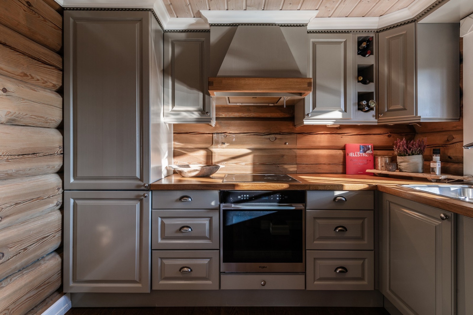 Kjøkkenet er utstyrt med integrert koketopp, komfyr, oppvaskmaskin og kjøl- fryseskap. Galleribilde