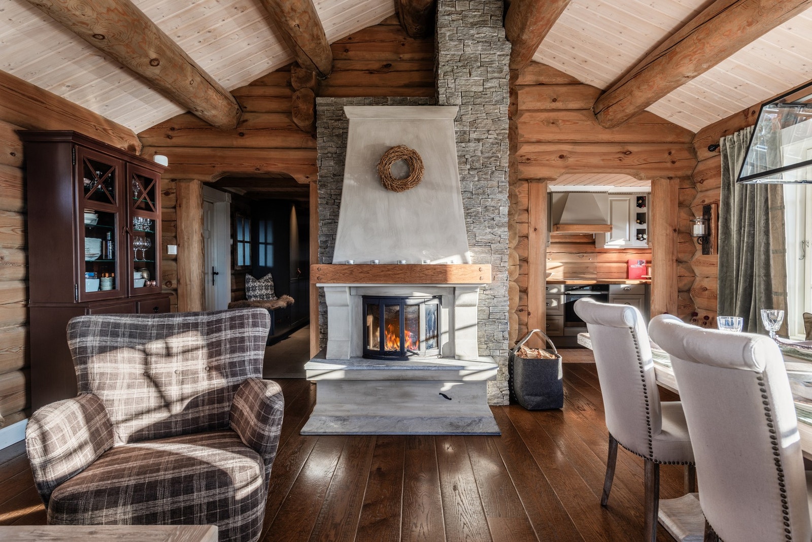 Peisen blir et naturlig midtpunkt i rommet. Galleribilde