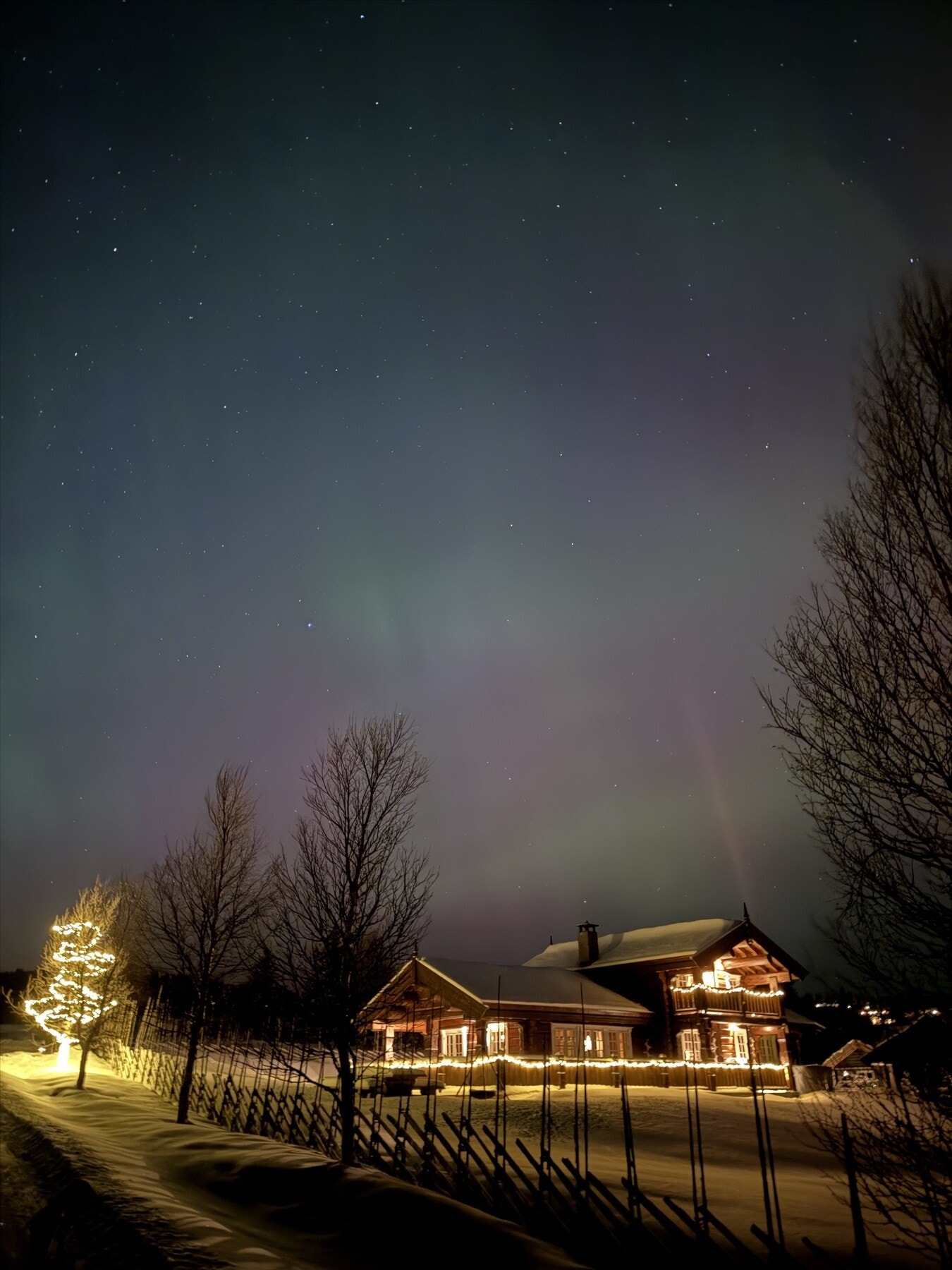 Magisk vinterbilde av hytta under nordlys. Galleribilde