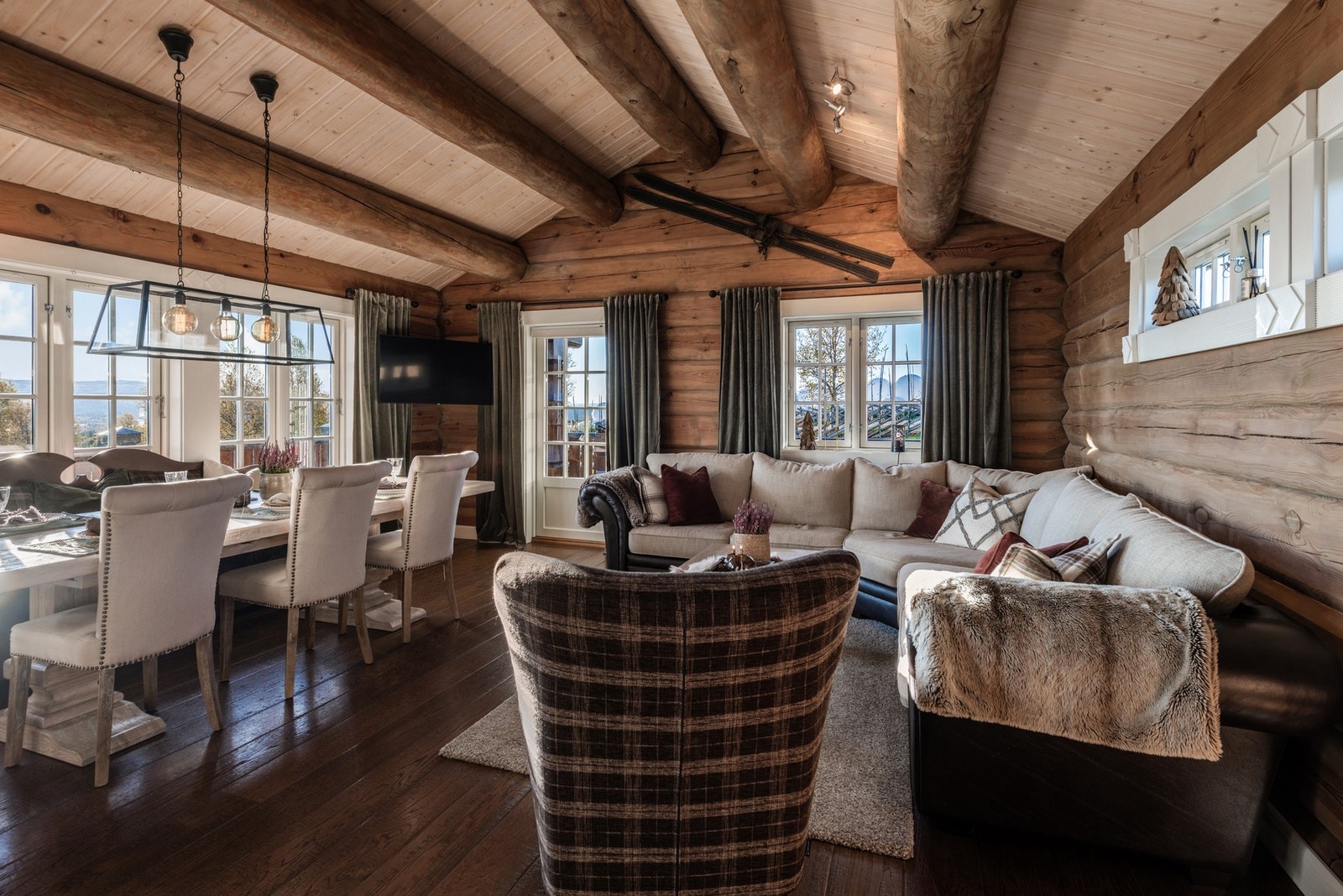 Stuen er et lunt og hyggelig rom med raustet himling og synlige åser. Galleribilde