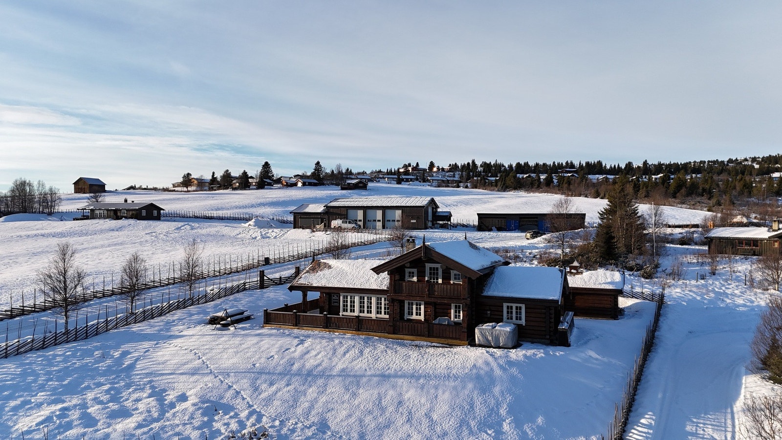 En flott laftet tømmerhytte og anneks oppført i 2011. Galleribilde