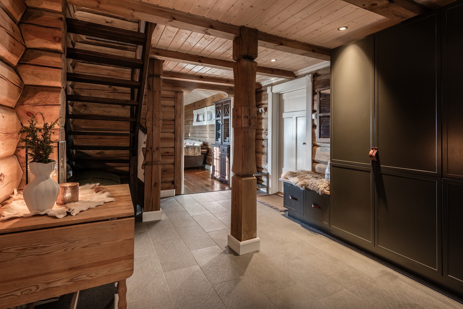 Stor flislagt hall med plassbygd garderobeskap for praktisk oppbevaring av yttertøyet. Galleribilde