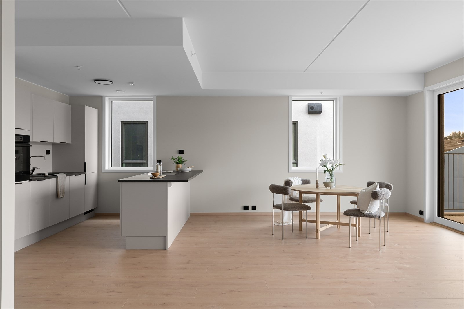 Leilighetens stue fremstår som lys og trivelig med gode vindusflater som slipper inn mye naturlig lys som er med på å skape en god romfølelse og atmosfære. (Bilde tatt fra H0401) Galleribilde