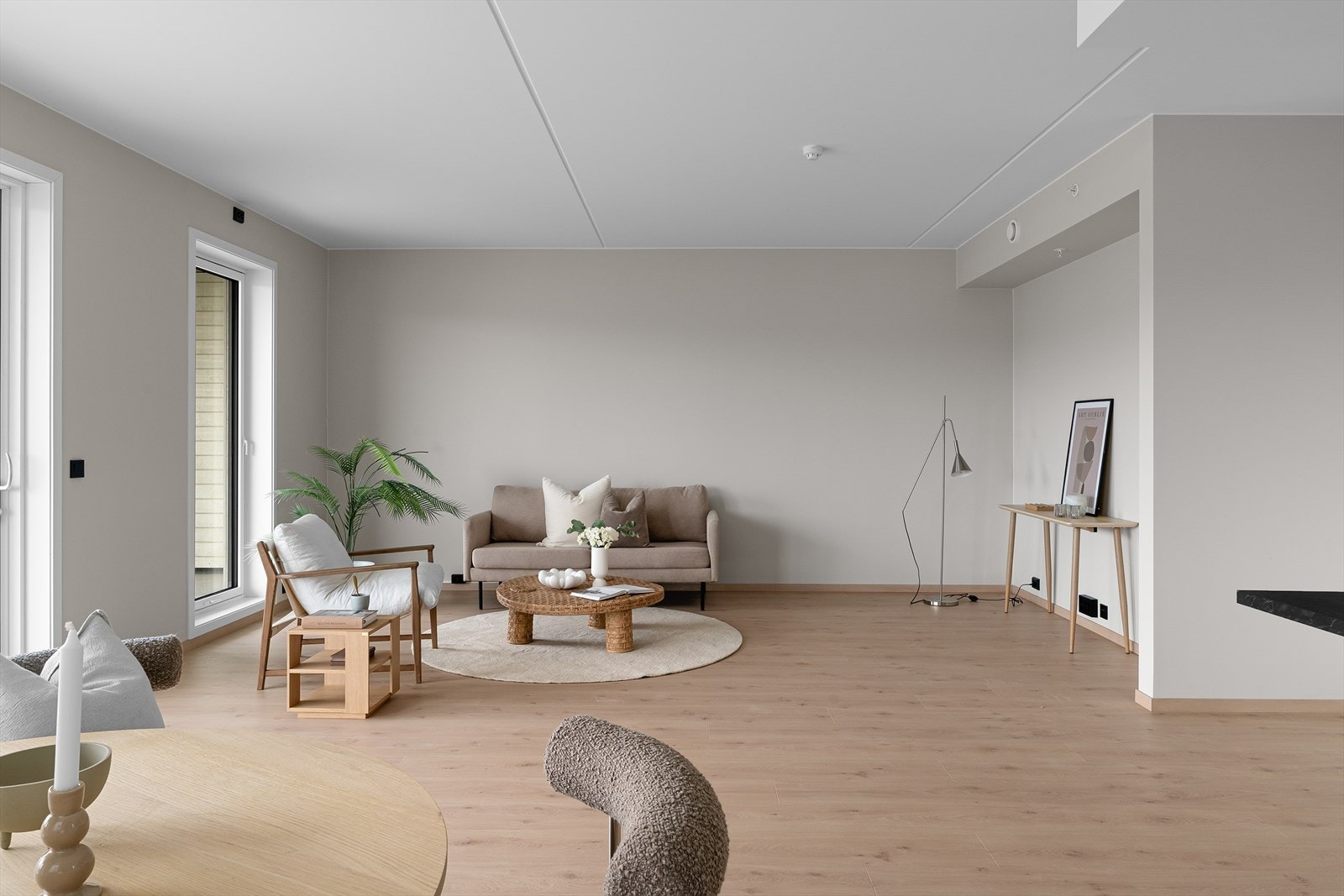 Her har man rikelig med plass til både spisebord og sofagruppe, en perfekt plass til å nyte gode stunder med familie og venner. (Bilde tatt fra H0401) Galleribilde