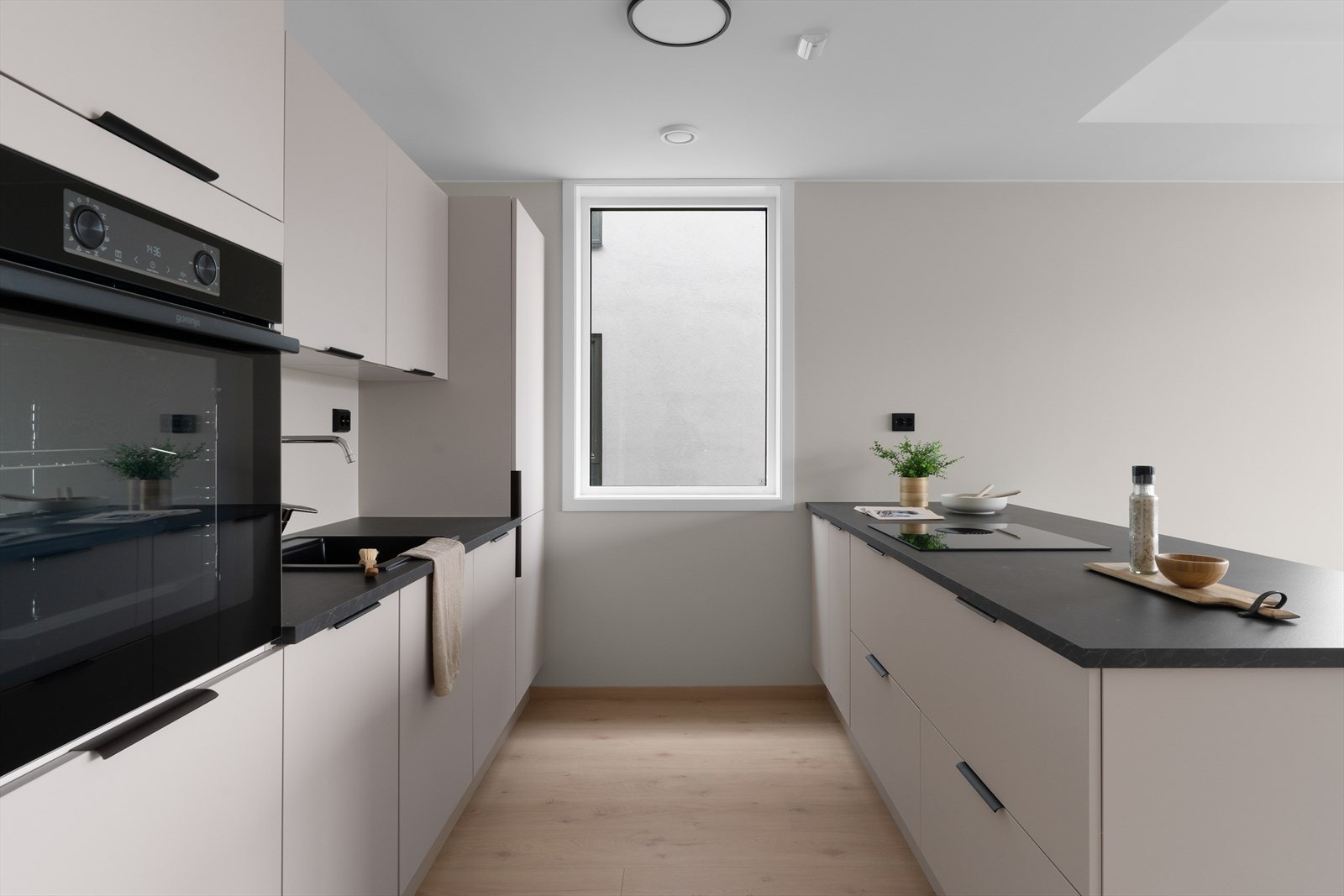 Her har man rikelig med skapplass til det meste en skulle ha behov for av både kopper og kar. Samtidig som man har nok benkeplass til å lage mat på. (Bilde tatt fra H0401) Galleribilde