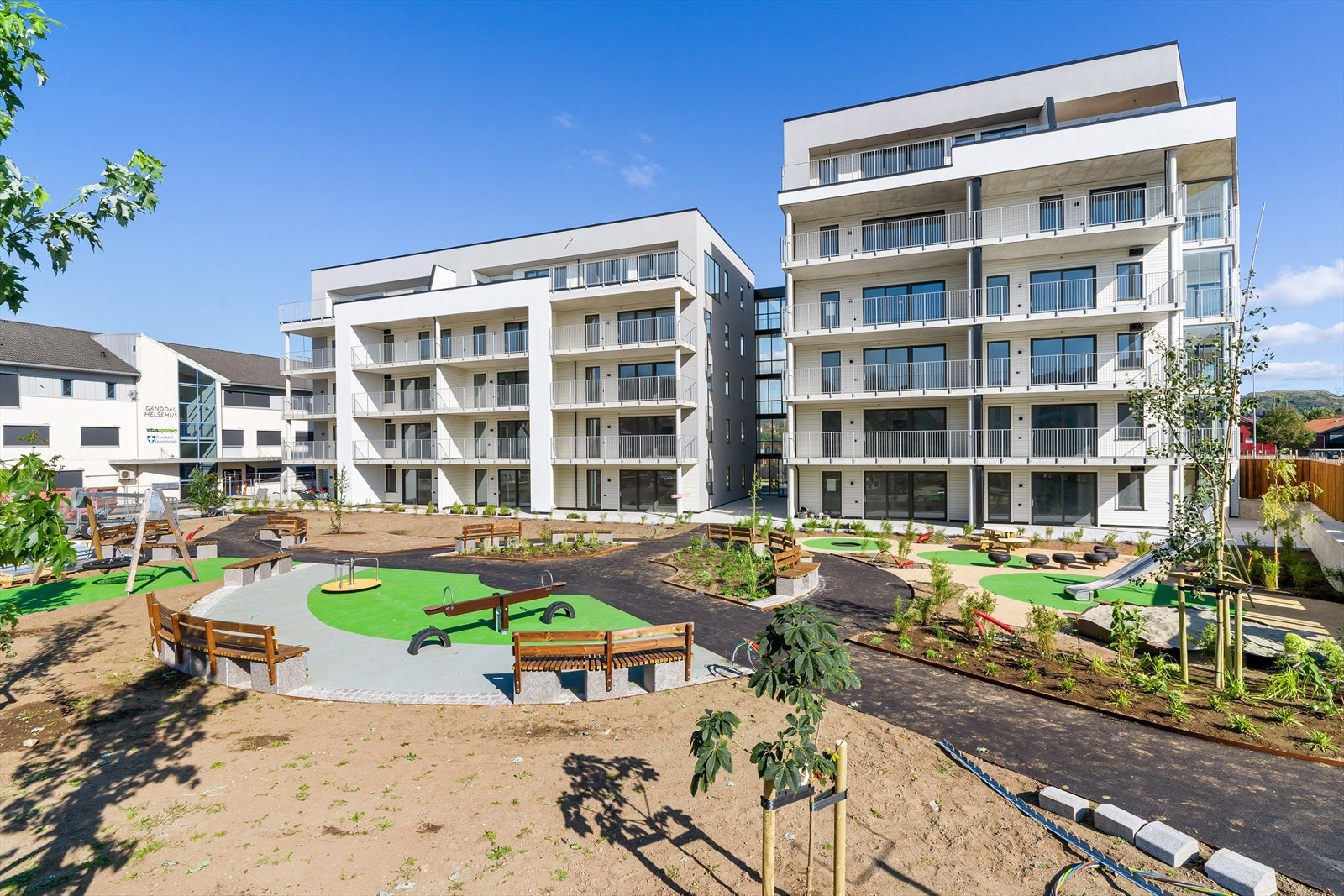 Leiligheten har en svært sentral plassering på Ganddal og med kort vei til det meste en skulle ha behov for som barneskole, ungdomsskole, barnehage, lekeplass, idrettsanlegg og dagligvarebutikk. Galleribilde