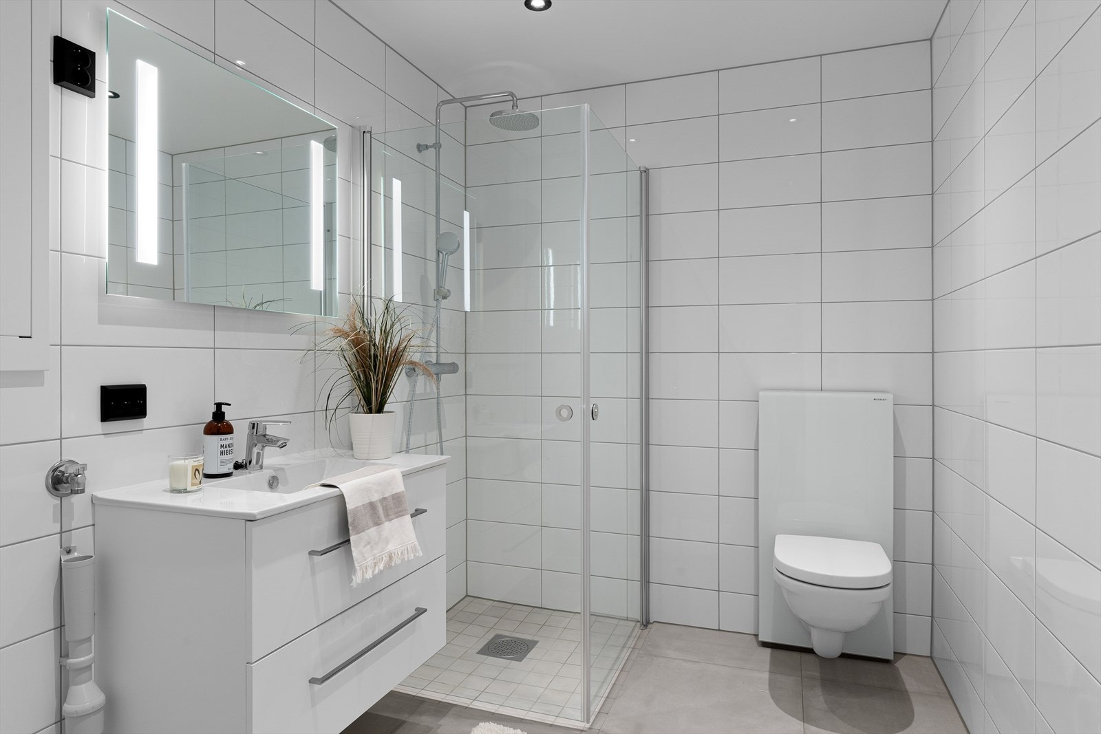 Delikat helfliset bad med vegghengt wc, dusjhjørne og varme i gulv for ekstra komfort. (Bilde tatt fra H0401) Galleribilde