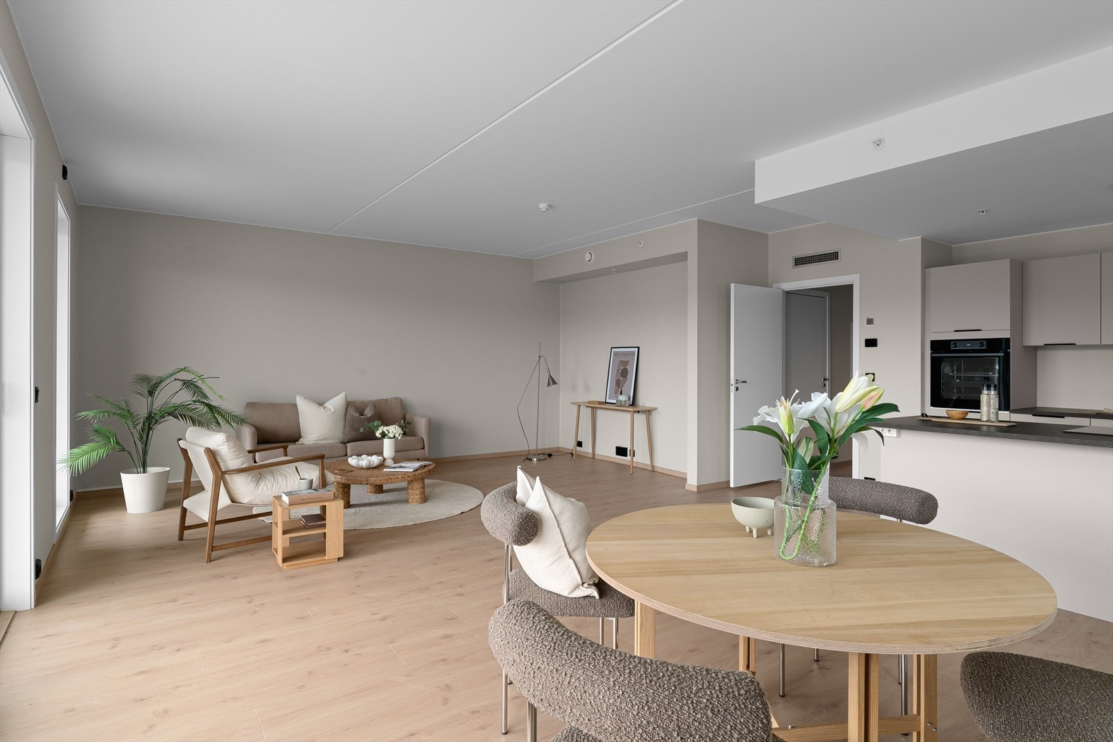 Her har man rikelig med plass til både spisebord og sofagruppe, en perfekt plass til å nyte gode stunder med familie og venner. (Bilde tatt fra H0401) Galleribilde