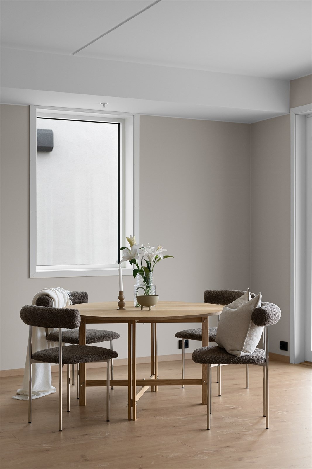 Leiligheten fremstår som lys og innbydende med gode planløsninger og gjennomgående høy standard. (Bilde tatt fra H0401) Galleribilde