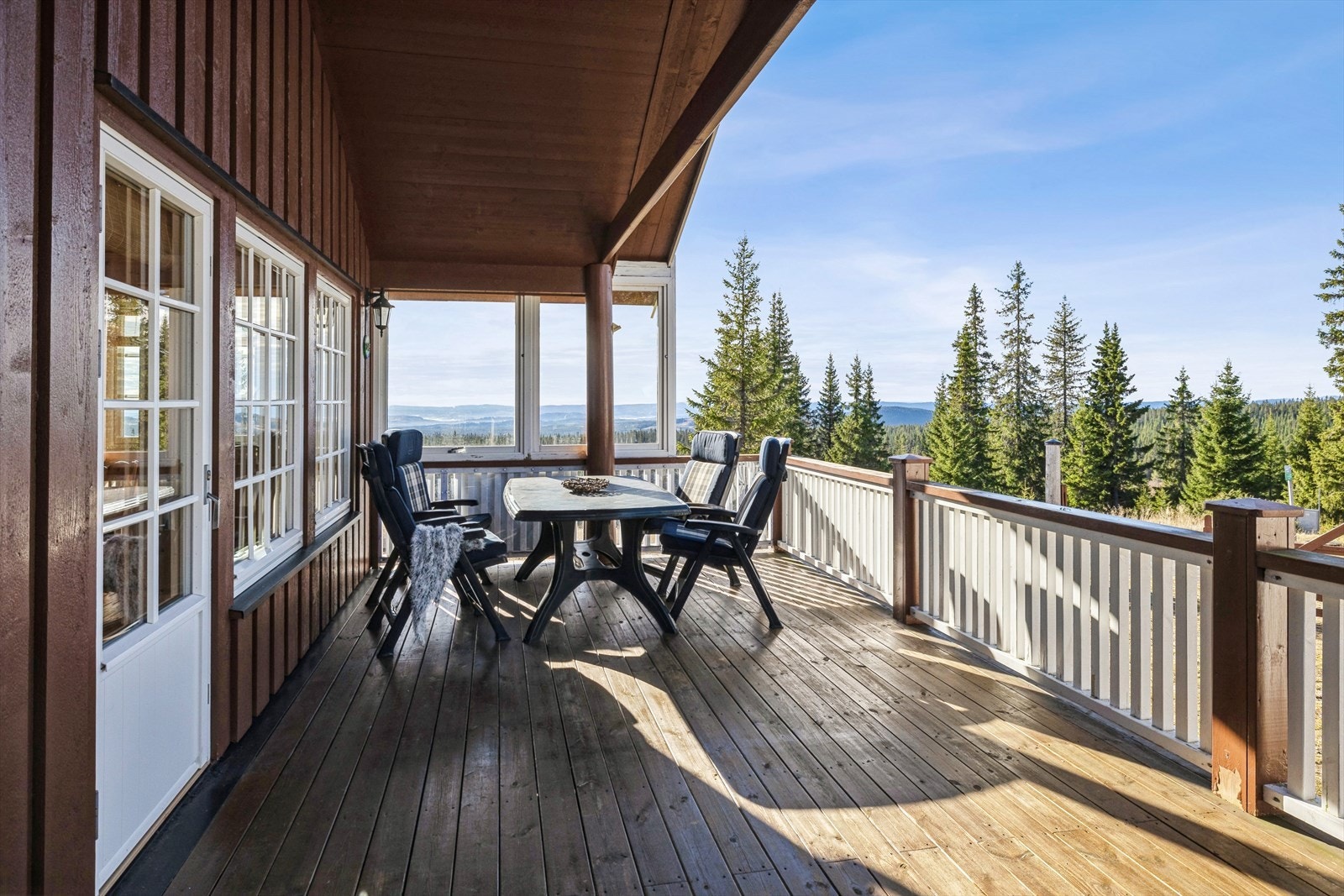 Den store terrassen er en fin forlengelse av hyttas sosiale soner. Galleribilde