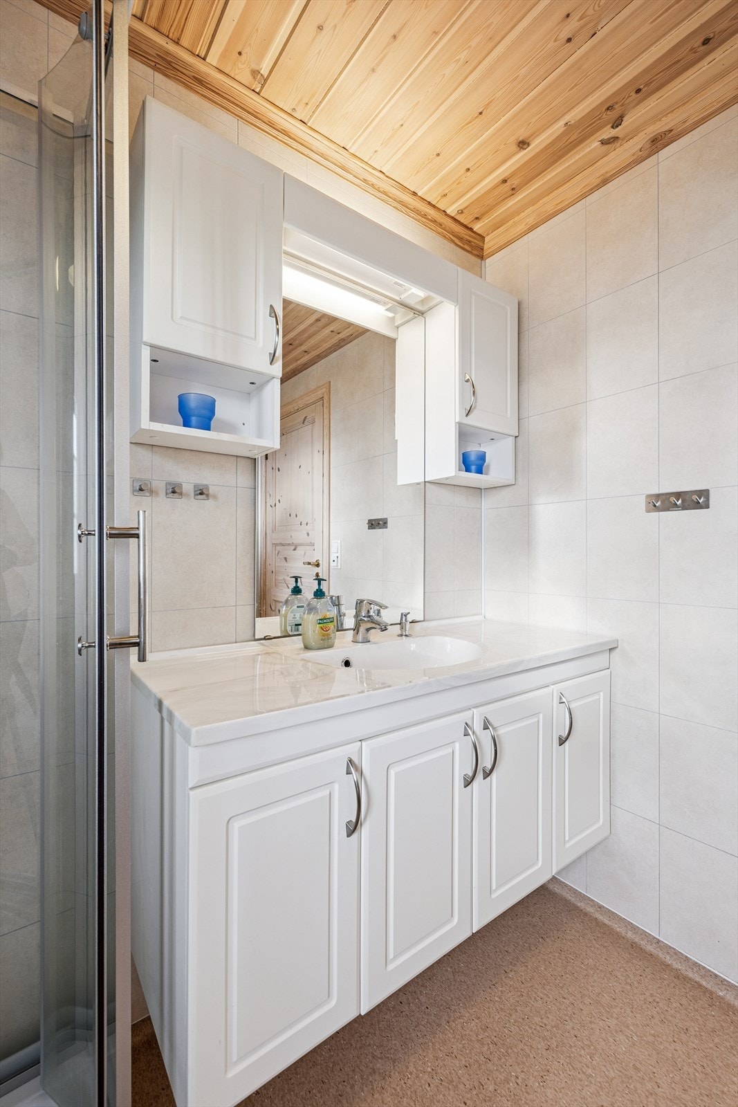 God oppbevaringsplass i både under- og overskap på badet. Galleribilde