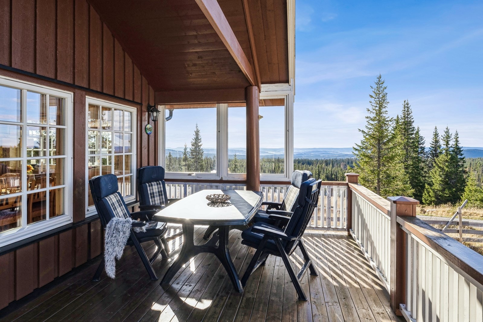 Terrassen har gode solforhold og en åpen utsikt over det omkringliggende landskapet. Galleribilde