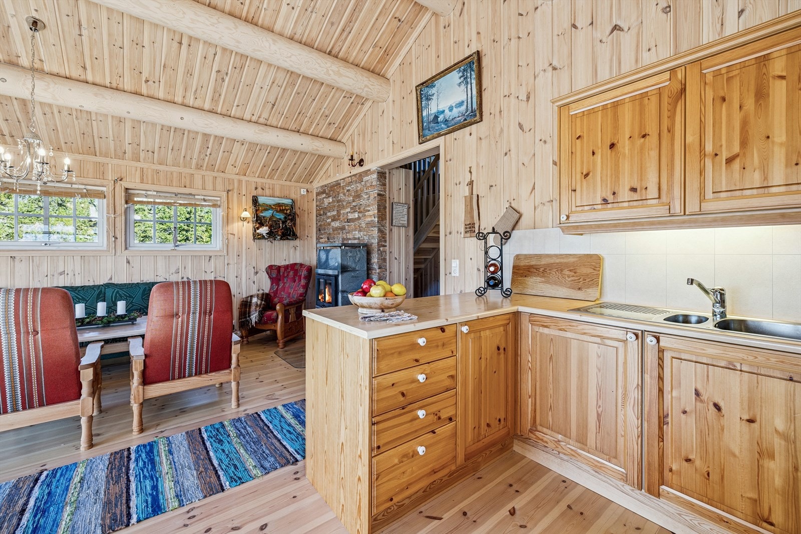 Et åpnet kjøkken med en naturlig overgang til stua. Galleribilde