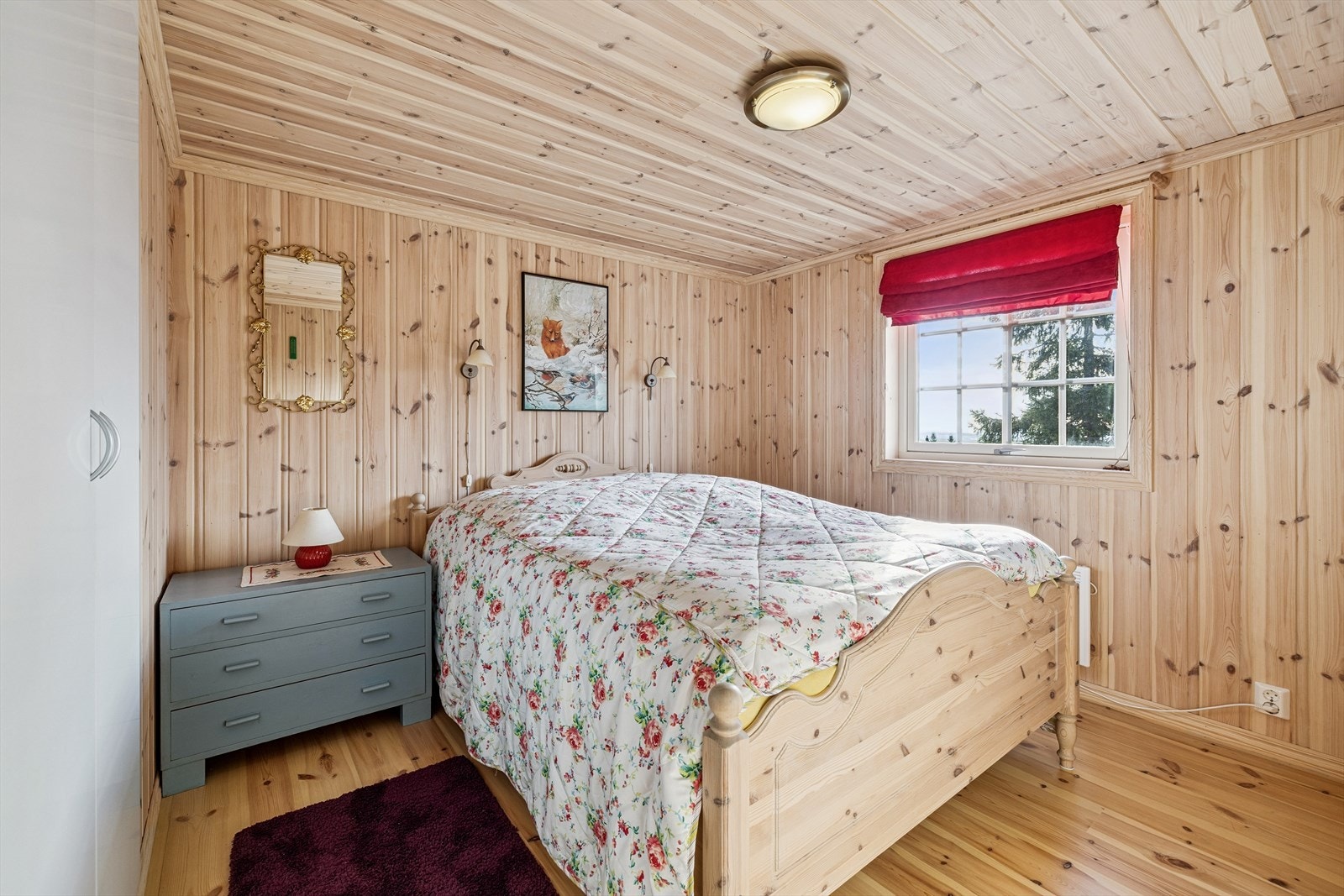 Det andre soverommet i første etasje egner seg godt som gjesterom eller barnerom. Galleribilde