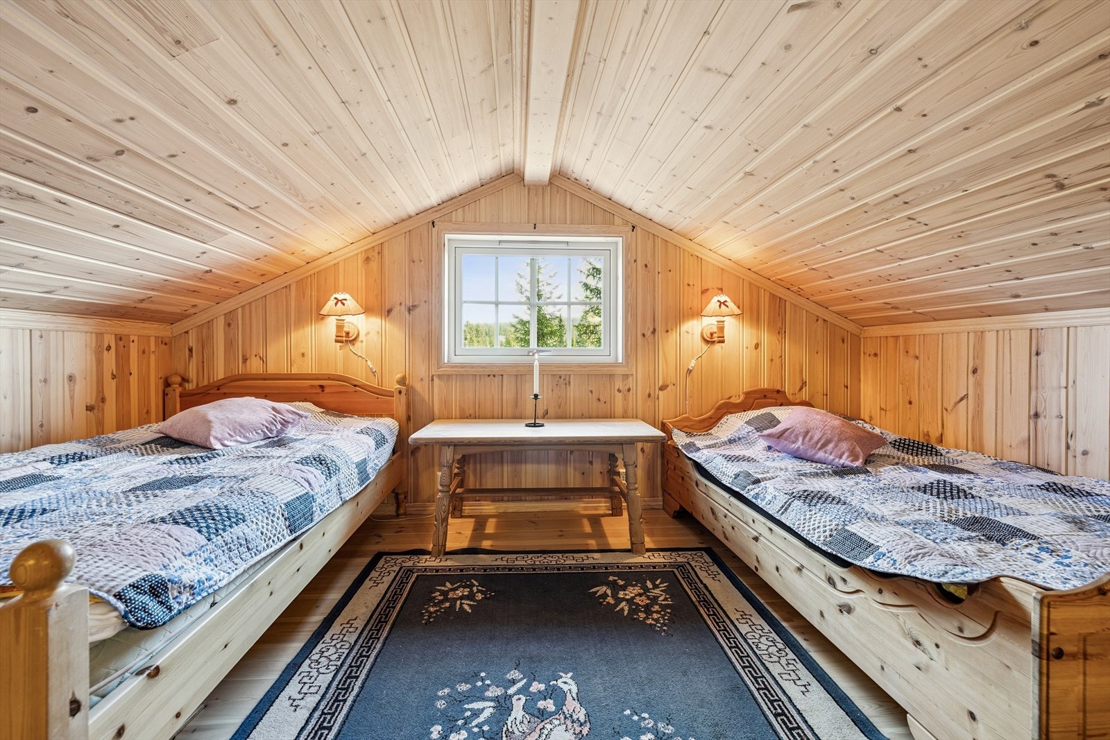 Hemsen har lav takhøyde, og er i dag innredet med to senger. Galleribilde