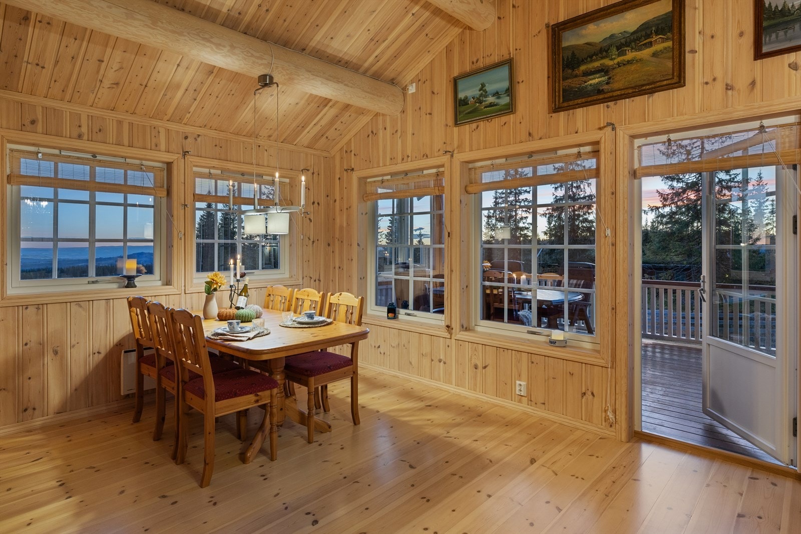 Fra spisestuen er det direkte utgang til den store terrassen. Foto: Lene Sæther. Galleribilde