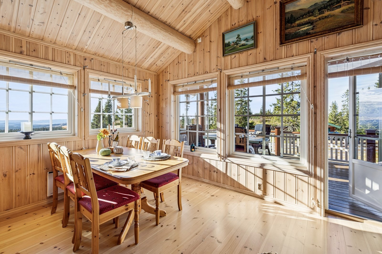 Spiseplass med god plass til et langbord for måltider med familie og venner. Galleribilde