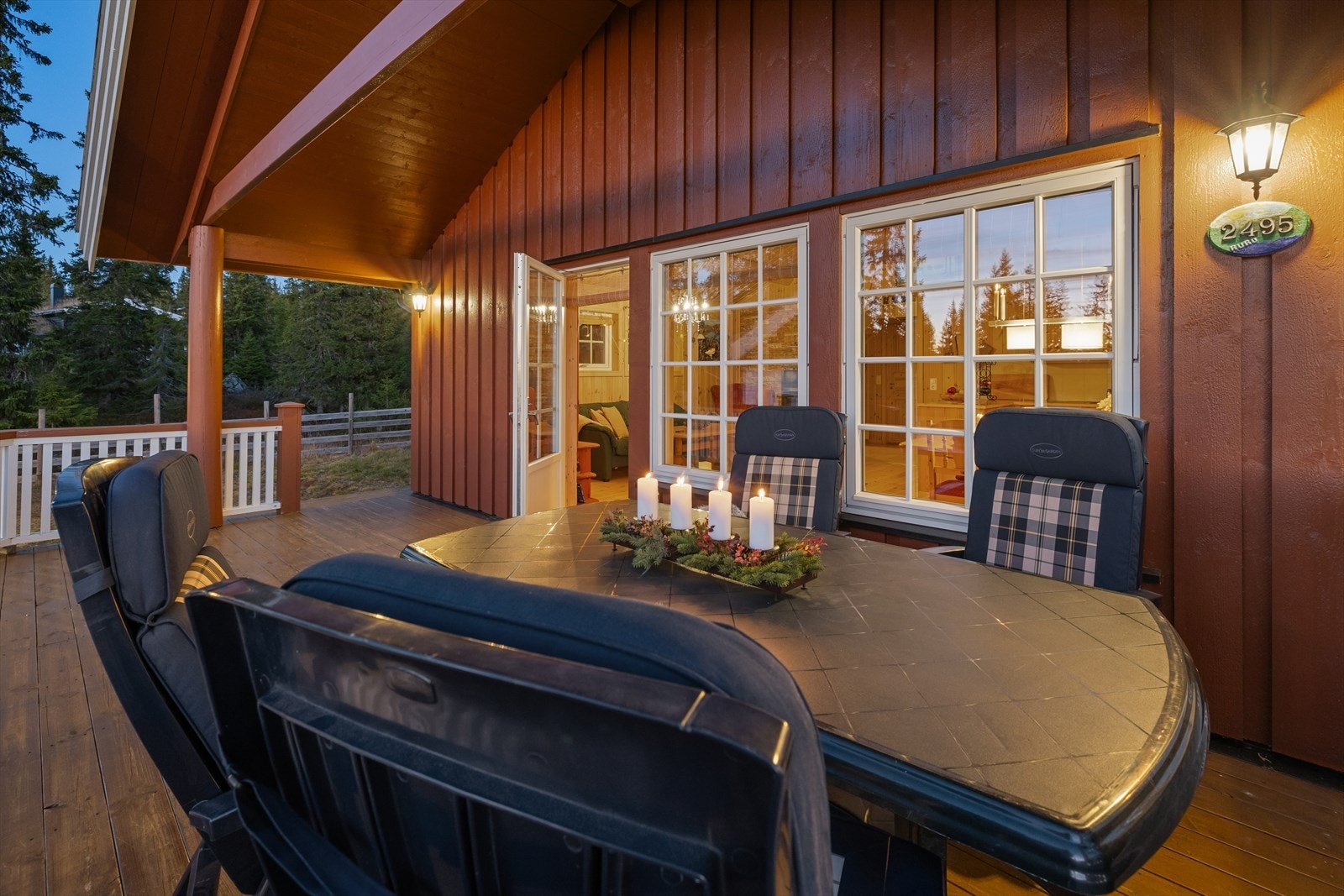 Den overbygde delen av terrassen gir ly for vær og vind. Galleribilde