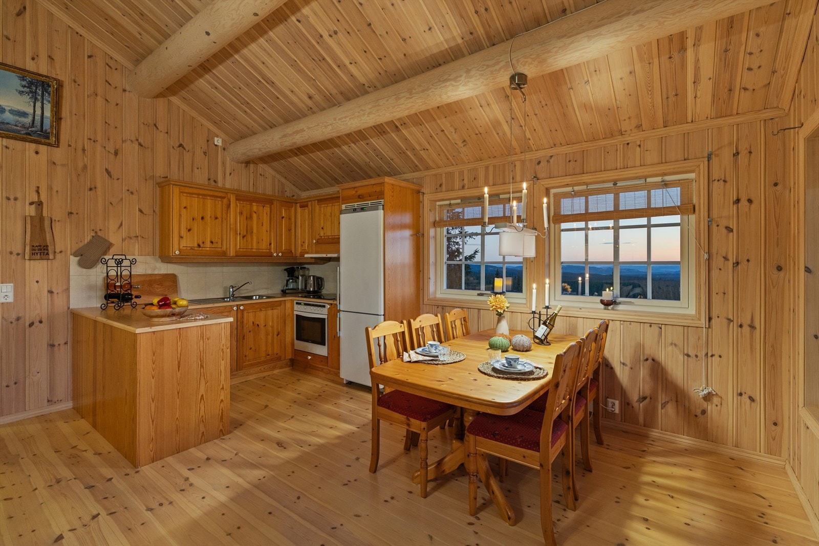 Kjøkkenet og spisestuen er et sosialt og funksjonelt område for felles matlaging. Galleribilde