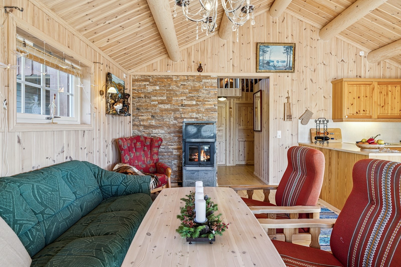 En sentralt plassert peis i kleberstein skaper en lun atmosfære. Galleribilde