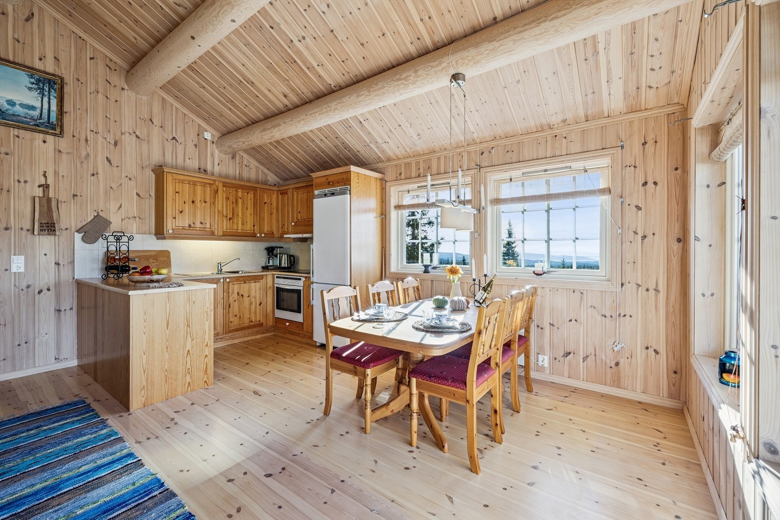 Godt med arbeidslys og en fin utsikt fra vinduene. Galleribilde